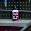 Miniatyrbild 6 av 6: Innerslangförebyggande - Muc-Off - Inget problem med punktering - 300 mL - Rosa/svart - Mun upp till 4 mm