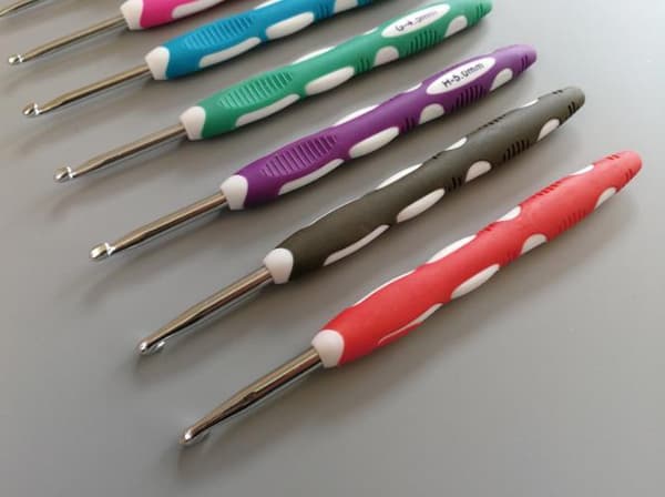 N022 - Setti sis. 9 kpl. ergonomisia neulontaneulaa