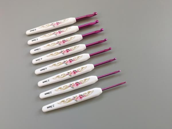 N035 - Set med 16 st. ergonomiska virknålar med snyggt fodral
