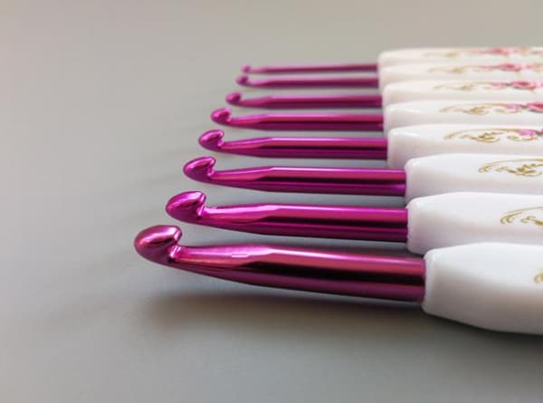 N035 - Set med 16 st. ergonomiska virknålar med snyggt fodral