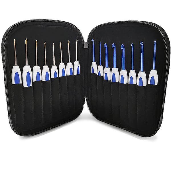 N034 - Sett med 16 stk. ergonomiske heklenåler med en fin sak