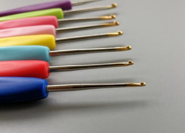 N032 - Sett med 16 stk. ergonomiske heklenåler med etui