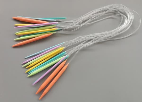 N049 - Sett med 12 stk. fargerike rundpinner 80 cm i plast