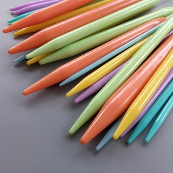 N049 - Sett med 12 stk. fargerike rundpinner 80 cm i plast