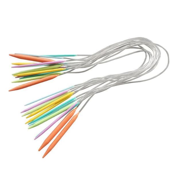 N049 - Sett med 12 stk. fargerike rundpinner 80 cm i plast
