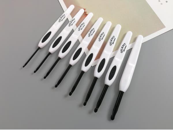 N140 - Set med 8 st. snygga ergonomiska virknålar Svart / Vit