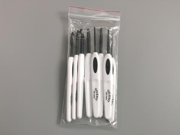 N140 - Set med 8 st. snygga ergonomiska virknålar Svart / Vit