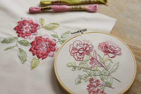 Broderisett med 2 nellikmotiver fra DMC Mindfulness