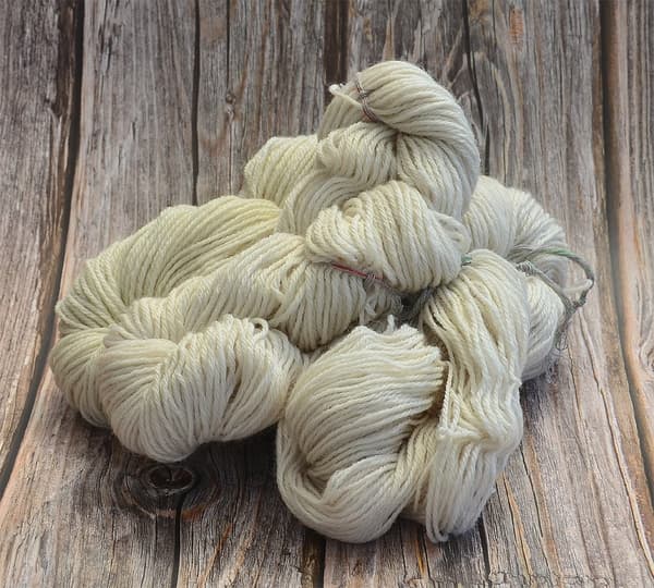 Hobby365:s egna 4-trådiga Ullgarn Naturvit
