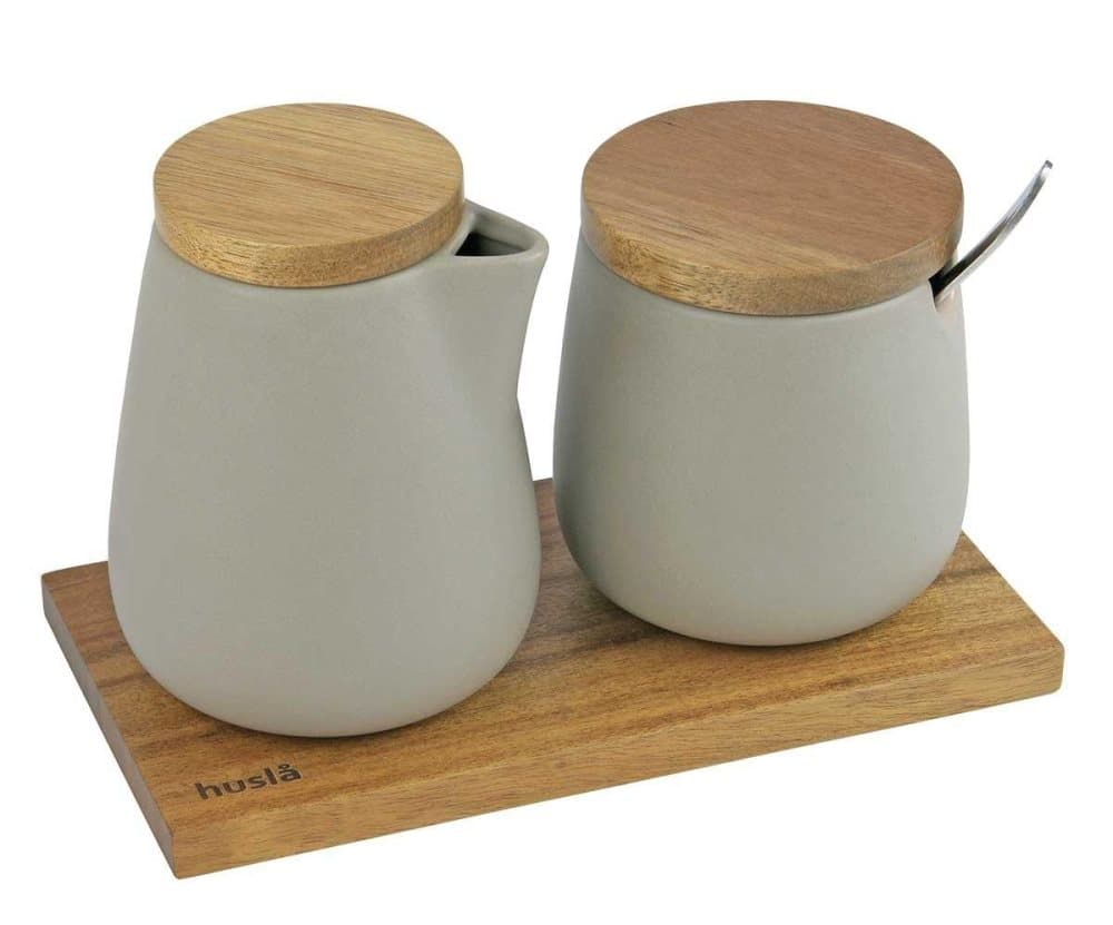 Mjölk och sockerskål med en tesked hus 73974