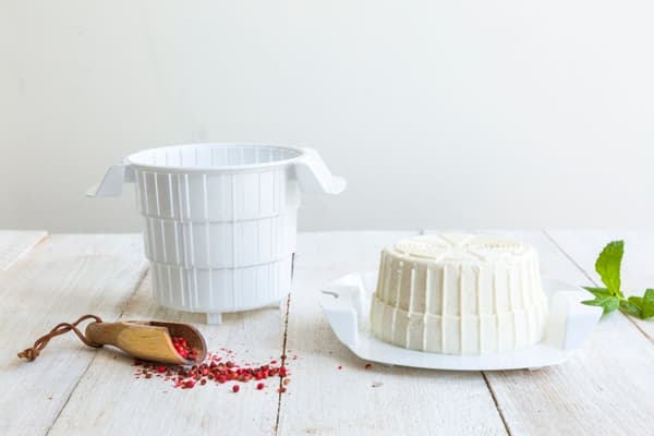 Borner Cheesemaker & Multimaker tuoreena pidettävällä kannella, seulasalaattikulholla tarjoilukulho, tee oma tuorejuusto kotona punaiseksi