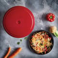 Pikkukuva 2 / 7: Borner Cheesemaker & Multimaker tuoreena pidettävällä kannella, seulasalaattikulholla tarjoilukulho, tee oma tuorejuusto kotona punaiseksi