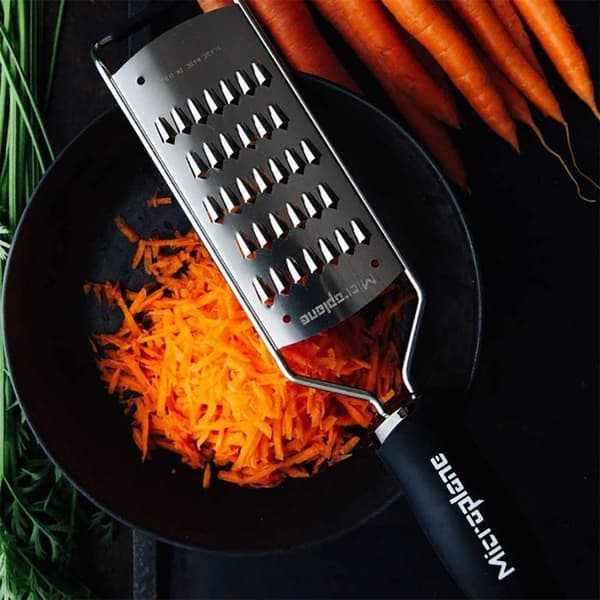 Gourmet rivjärn för rivna morötter - Microplane 31.5 Svart