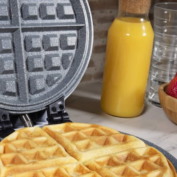 Cecotec Electric 3-in-1 waffle maker with interchangeable plates, ecological coating and 700 W.