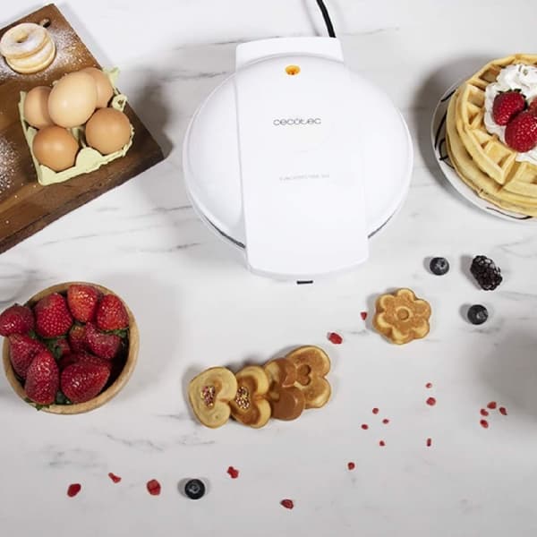 Cecotec Electric 3-in-1 waffle maker with interchangeable plates, ecological coating and 700 W.