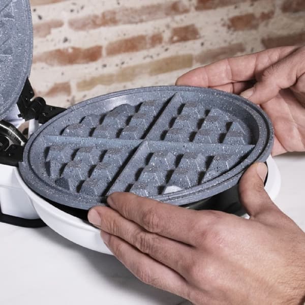 Cecotec Electric 3-in-1 waffle maker with interchangeable plates, ecological coating and 700 W.