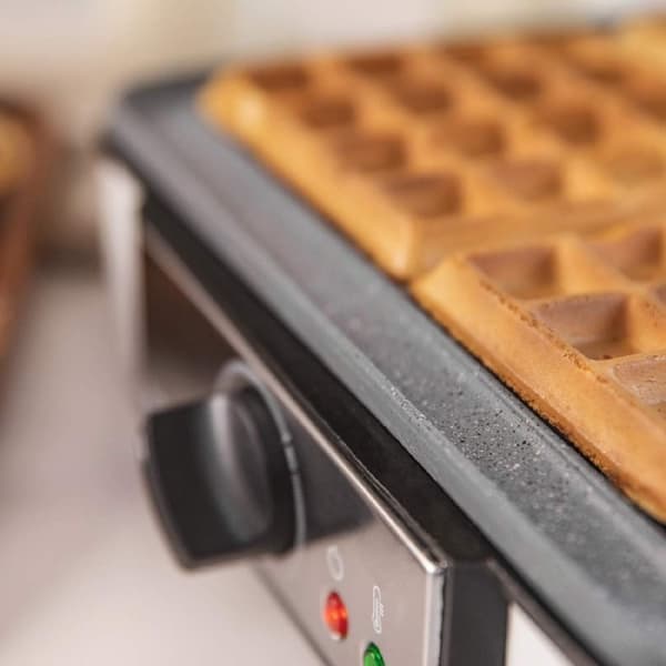 Cecotec Stainless steel waffle maker, cooks 4 waffles simultaneously, Rockstone non-stick coating and adjustable temperature.