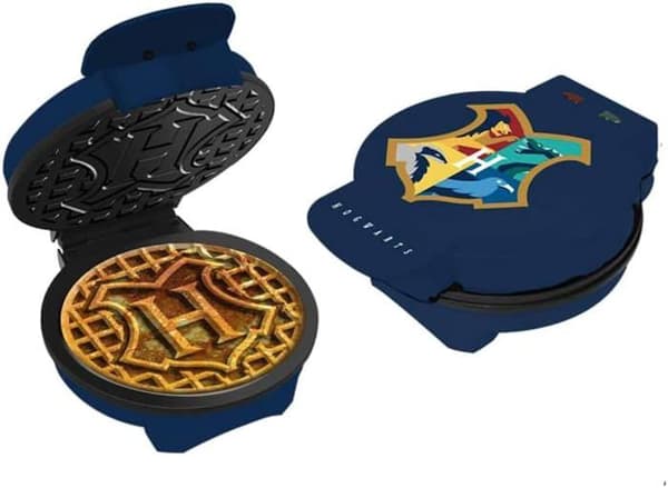 Uncanny Brands - Harry Potter Hogwarts Shield Waffle Maker - Våffeltryck - European Plug - Warner Licensierad - Lätt att använda