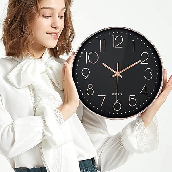 Numerisk Väggklocka Svart med siffror och visare i rosé