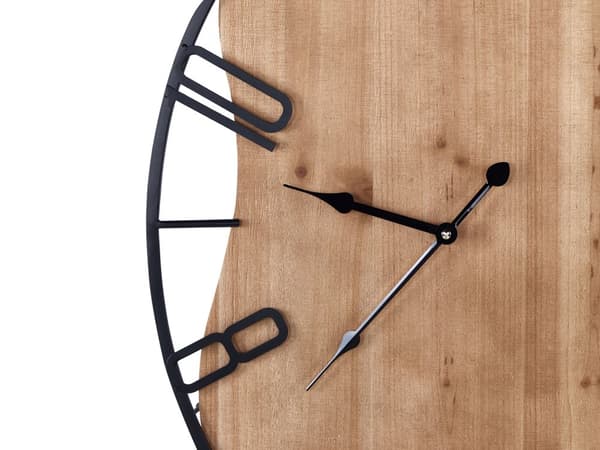 Veggklokke i lyst tre og svart jernramme 46 x 60 cm Malt finish Rund form Klassisk design Hjemmetilbehør Dekor Stue Soverom
