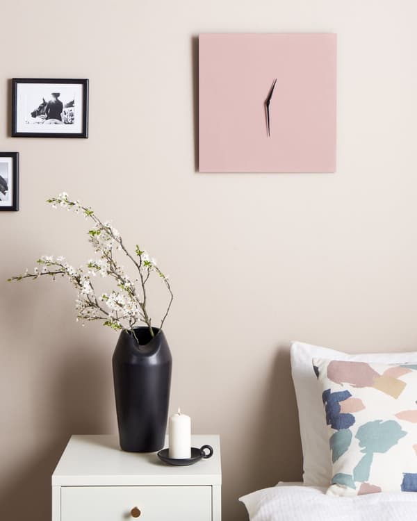 Väggklocka Rosa Järnram 40 x 40 cm Målad Finish Fyrkantig Form Minimalistisk Modern Design Hem Tillbehör Dekor Vardagsrum Sovrum