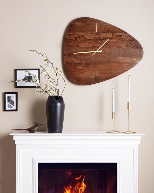 Vægur Mørkt træ Mangotræ 71 x 61 cm Uregelmæssig form Gulddetaljer Uden tal Minimalistisk design Tilbehør Dekoration Vægur