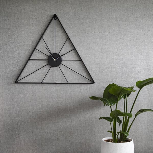 Art for the Home - Klocka - Lyxig svart triangel hängande klocka - 58cm x 50 cm