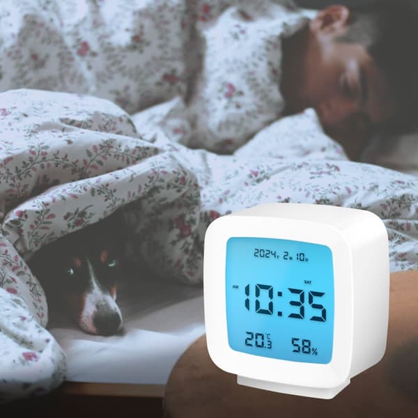 Digital vekkerklokke med dato, temp, fuktighet