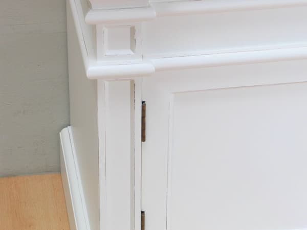 Amaretta tv-bord, bredde 137 cm, højde 60 cm, antik hvid, antik patineret.