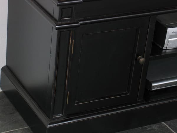 Amaretta TV-bänk med 2 dörrar och 1 hylla bredd 137 cm, höjd 60 cm antiksvart.
