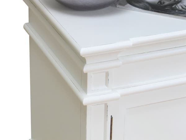Amaretta tv-benk, bredde 137 cm, høyde 60 cm, antikk hvit, antikk patinert.