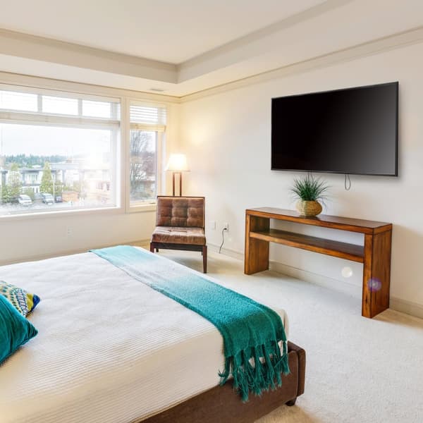 Veggmontert TV 50-90" Tilt: -8°/0°