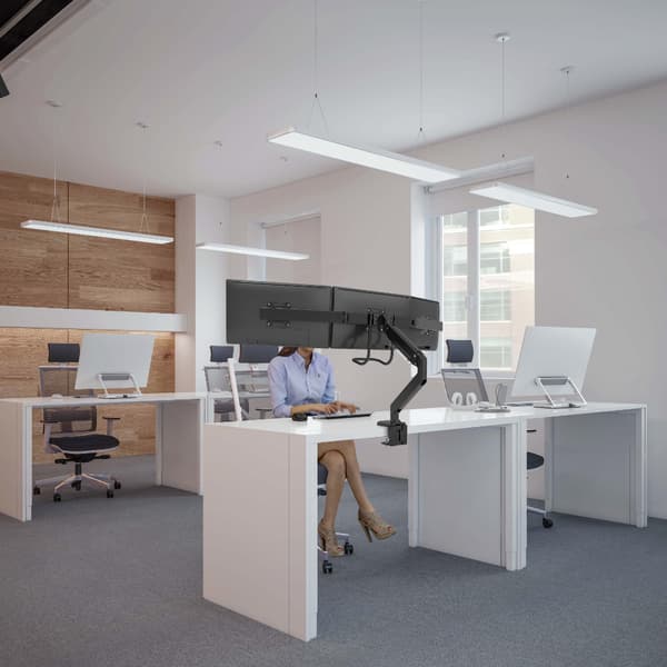 Ergonomisk Skrivebordsfeste for 3 Skjermer – Passer Opptil 27"