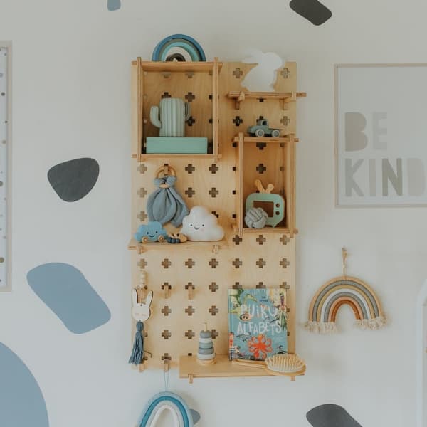 Puinen pegboard näyttö Puinen pegboard hylly Pegboard organisointi Pegboard seinä Sängyn yläpuolella sisustus Seinänäytös Autotallin järjestäjä Toimis