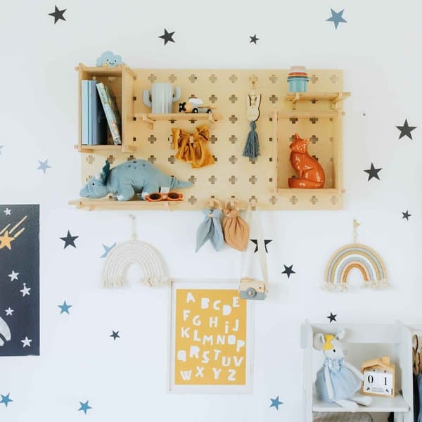 Puinen pegboard näyttö Puinen pegboard hylly Pegboard organisointi Pegboard seinä Sängyn yläpuolella sisustus Seinänäytös Autotallin järjestäjä Toimis