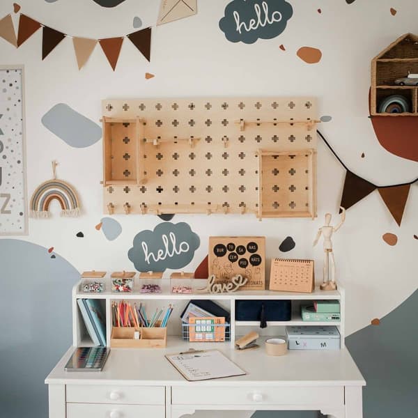 Puinen pegboard näyttö Puinen pegboard hylly Pegboard organisointi Pegboard seinä Sängyn yläpuolella sisustus Seinänäytös Autotallin järjestäjä Toimis