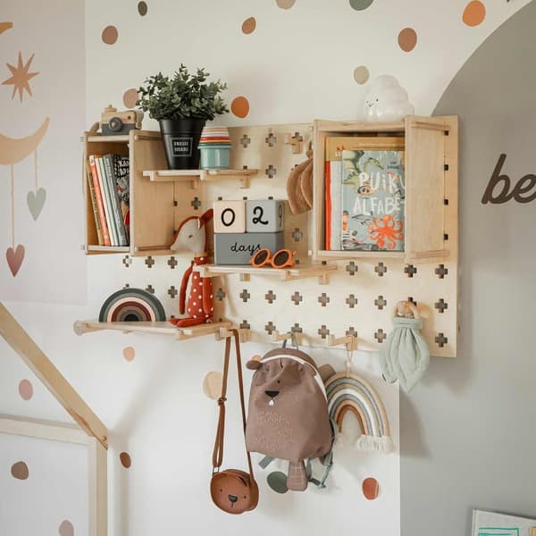 Puinen pegboard näyttö Puinen pegboard hylly Pegboard organisointi Pegboard seinä Sängyn yläpuolella sisustus Seinänäytös Autotallin järjestäjä Toimis