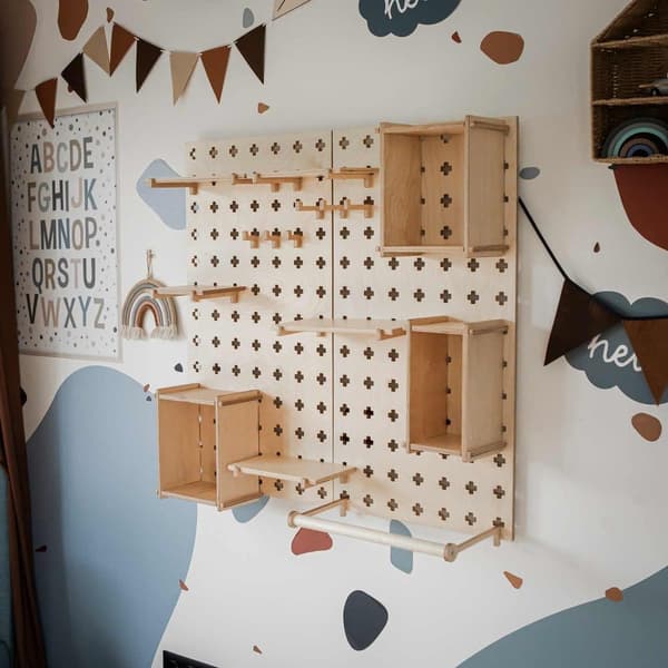 Suuri Pegboard-hylly Vaateripustimella