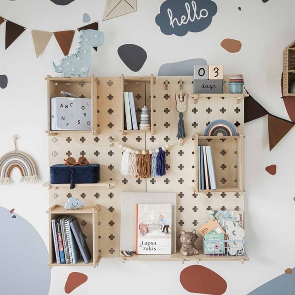 Stor pegboard-hylde med svævende hylder