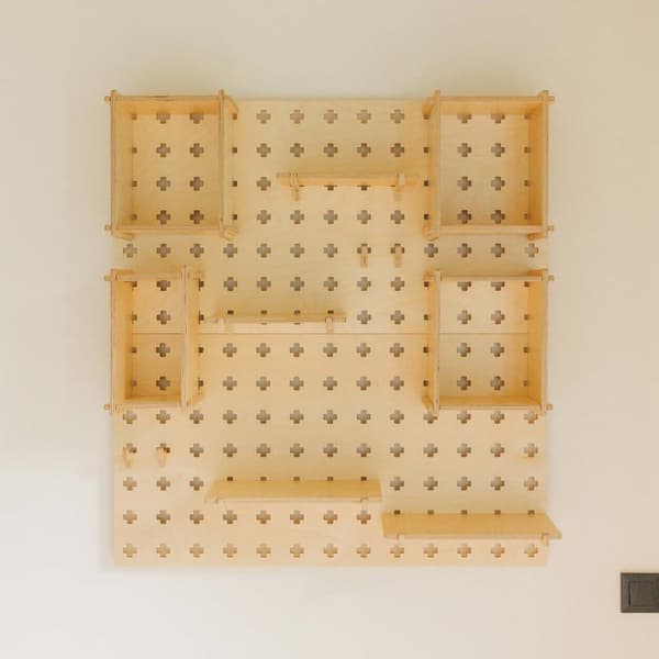 Stor pegboard-hylde med svævende hylder