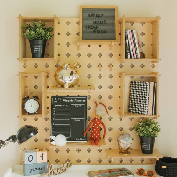 Stor pegboard-hylde med svævende hylder