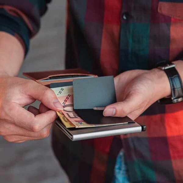 Carbon Fiber Pop-Up Card Holder med RFID-beskyttelse PU sort