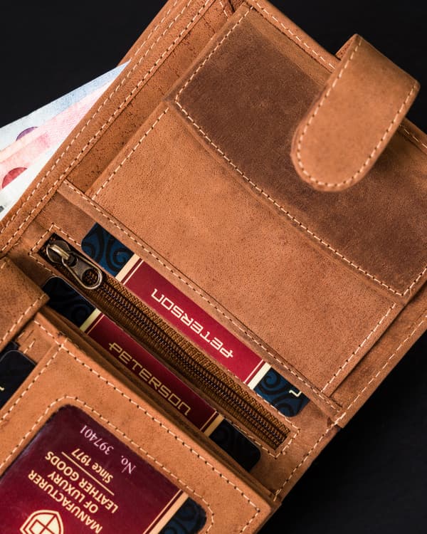 Miesten nahkalompakko RFID Protectilla - Peterson
