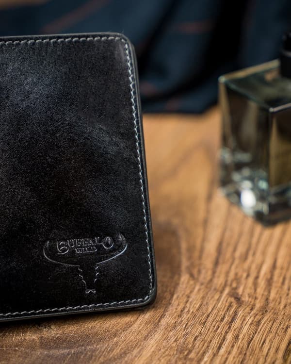 En solid Buffalo Wild® dokumentetui i læder