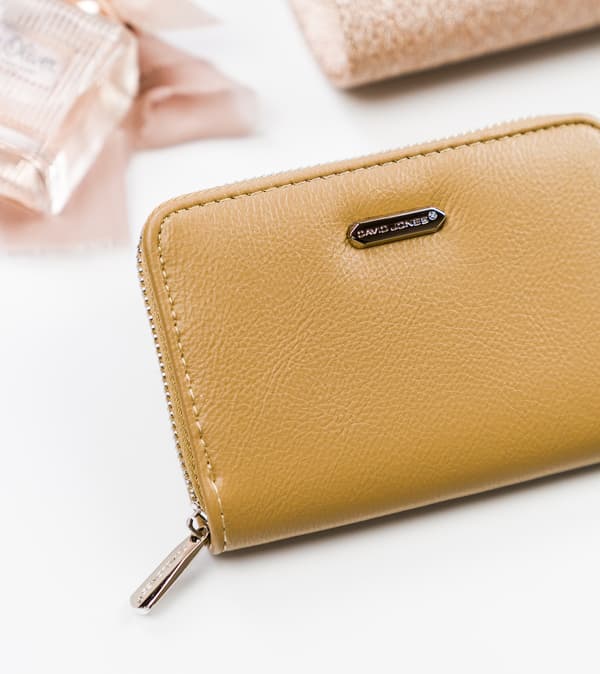 Šikovná dámská peněženka z hladké eko kůže se zapínáním na zip - David Jones