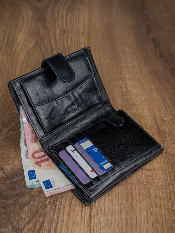 Kožená peněženka na karty s elegantním prošíváním - Rovicky