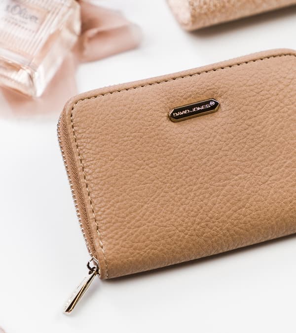 Šikovná dámská peněženka ze zrnité eko kůže se zapínáním na zip - David Jones