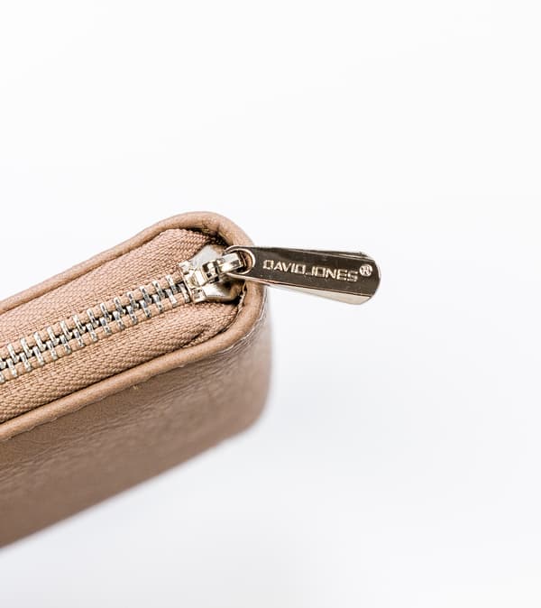 Šikovná dámská peněženka ze zrnité eko kůže se zapínáním na zip - David Jones