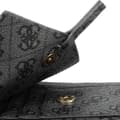 Miniatyrbild 4 av 4: Pochette för smartphone med tryck och axelrem, kortfodral med 4G Guess-logotyp i grått