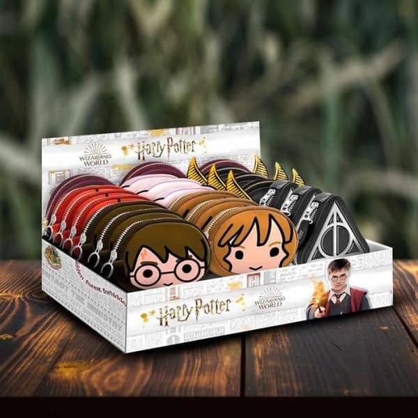 Display med 21 unika Harry Potter-väskor